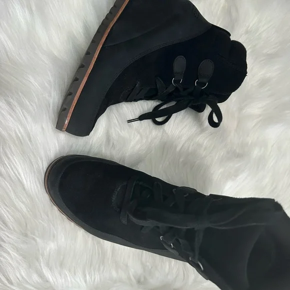 Ugg Women’s Kristin boot size 8.5 - Picture 3 of 3